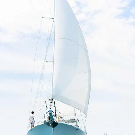 Goleta Topaz Bateau-hôtel
